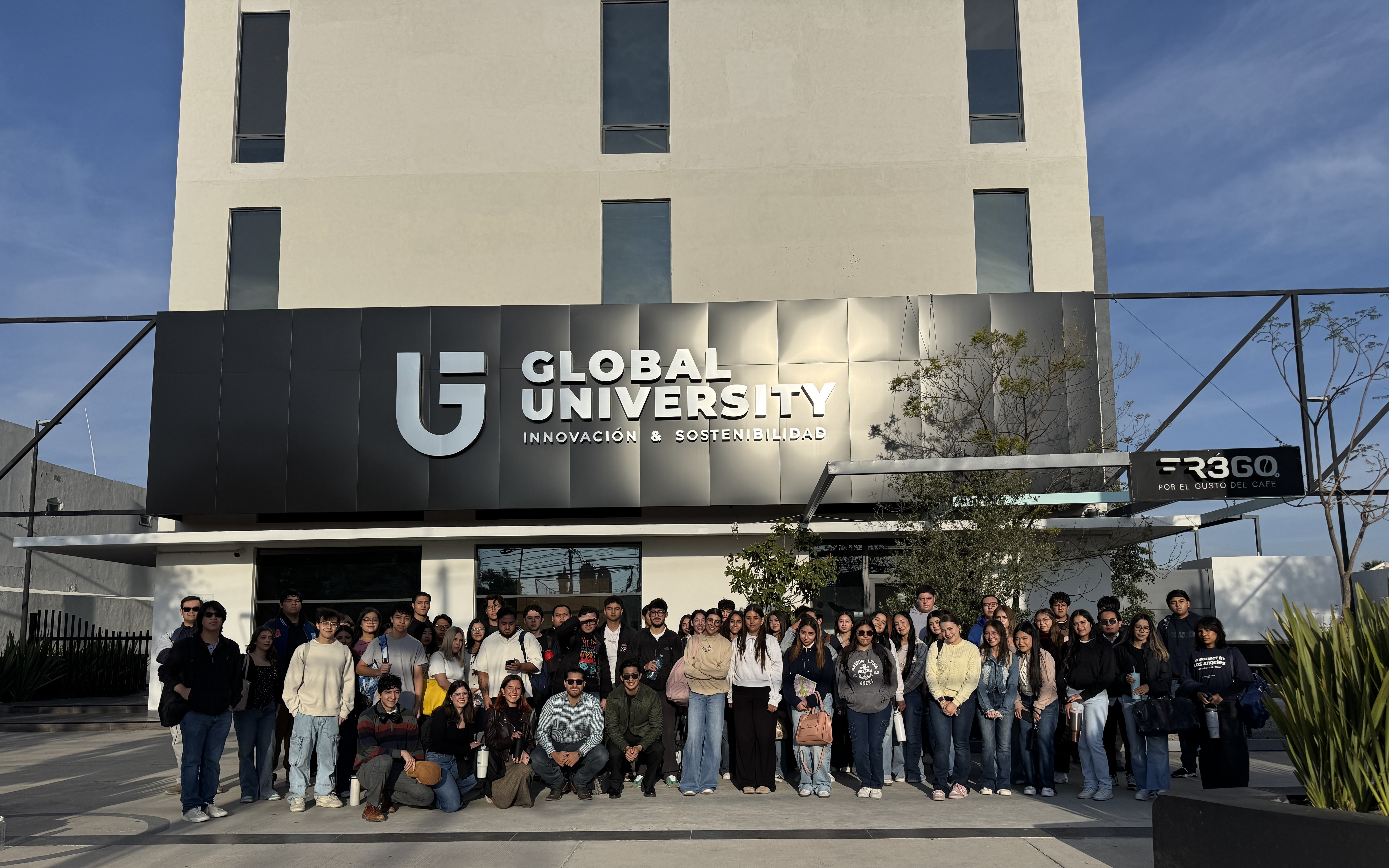 Alumnos de Propedika en clase con material de disección